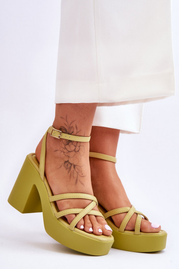 Hochhackige Sandalen... 2