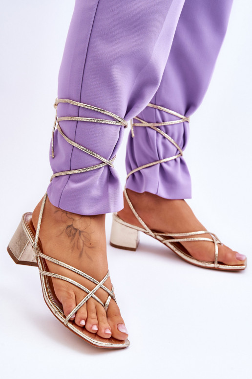 Hochhackige Schuhe mit Riemchen in... Hochhackige Schuhe mit Riemchen in...