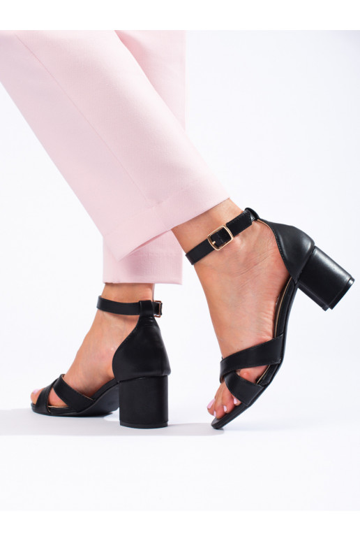 Klassische Sandalen aus schwarzem...