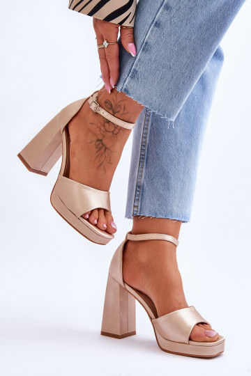 Sandalen aus Satinmaterial... 2