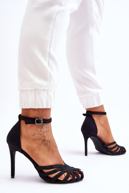 Stylische Schuhe mit hohen Absätzen und Nieten in der Farbe Schwarz von Jaylen