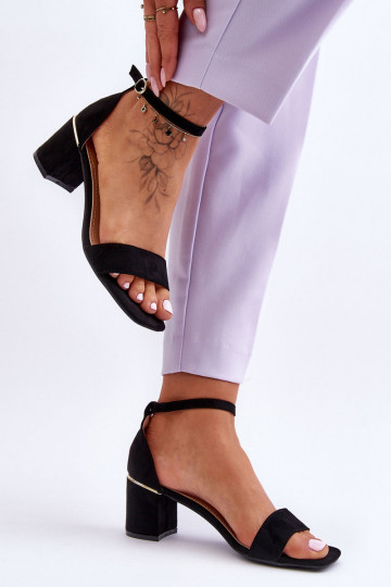 Schuhe mit niedrigem Absatz...