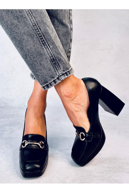 Ein stylischer Schuh mit dickem...