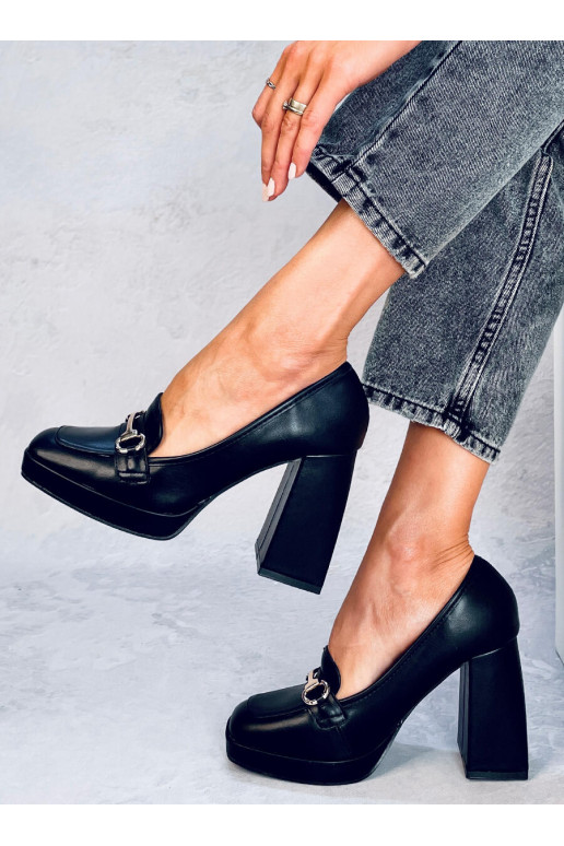 Ein stylischer Schuh mit dickem...