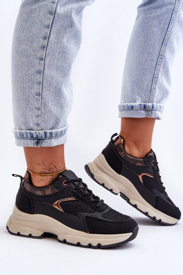 Sportschuhe mit Schnürsenkeln in der Farbe Schwarz Escape