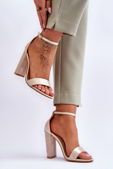 Sandalen aus Satinmaterial mit Absätzen in der Farbe Beige von Linsy 2
