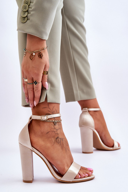 Sandalen aus Satinmaterial mit Absätzen in der Farbe Beige von Linsy