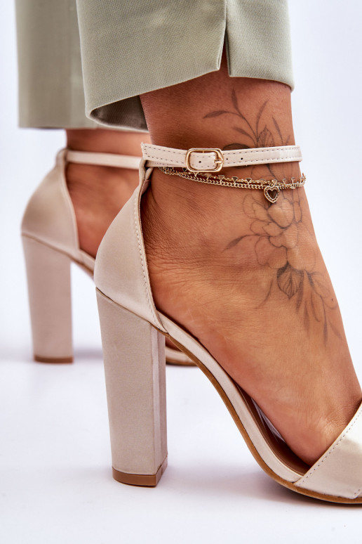 Sandalen aus Satinmaterial mit... Sandalen aus Satinmaterial mit...