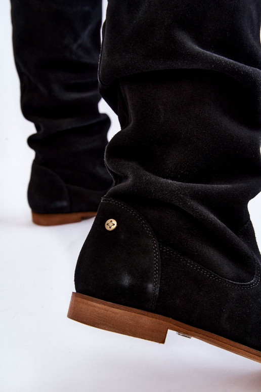 Kniehohe Stiefel aus schwarzem Wildleder