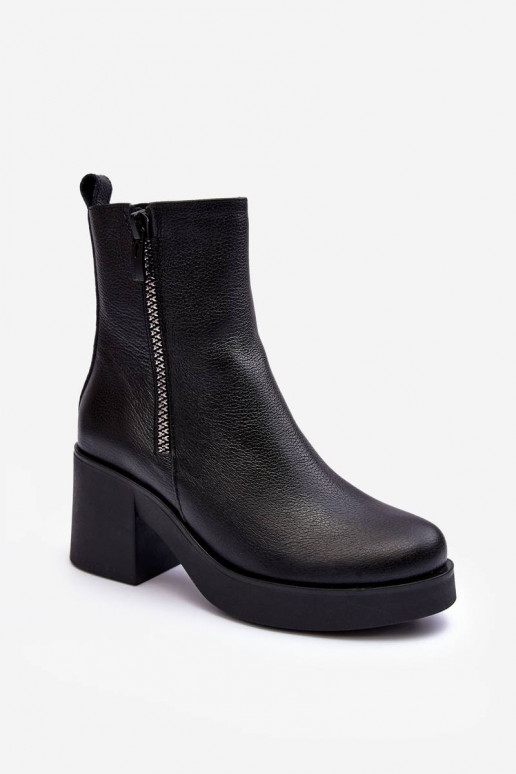 Stiefel mit breitem Absatz in Schwarz Stiefel mit breitem Absatz in Schwarz