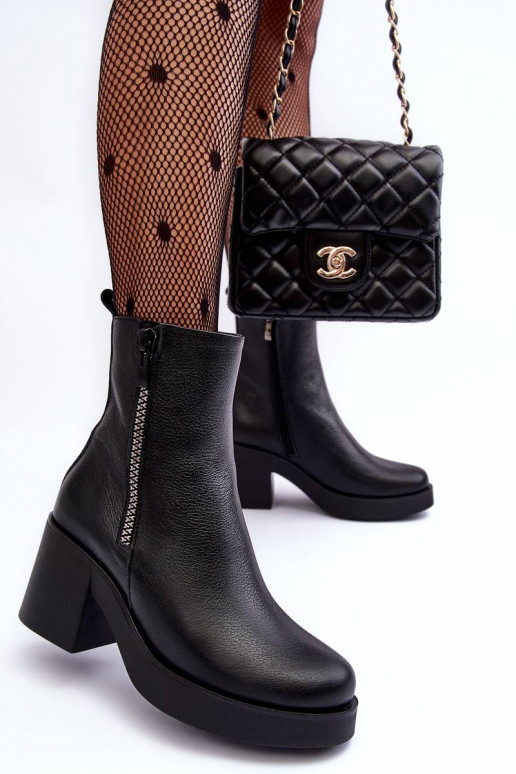 Stiefel mit breitem Absatz in Schwarz Stiefel mit breitem Absatz in Schwarz