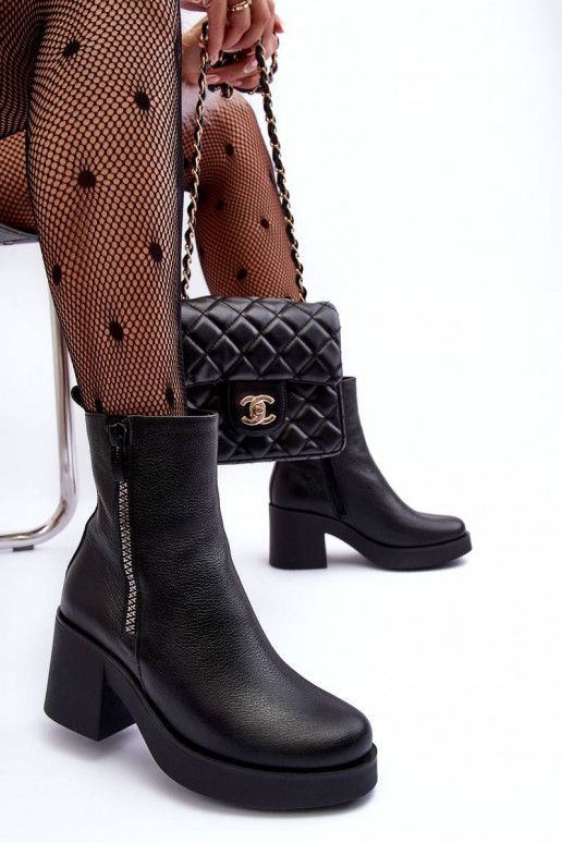 Stiefel mit breitem Absatz in Schwarz Stiefel mit breitem Absatz in Schwarz