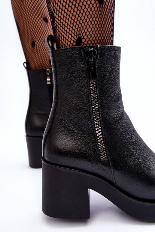 Stiefel mit breitem Absatz in Schwarz Stiefel mit breitem Absatz in Schwarz