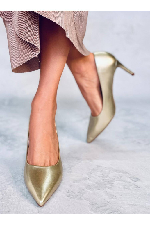 Goldfarbene Schuhe mit hohen Absätzen...