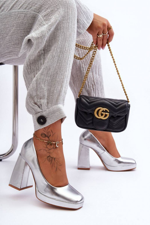 Schuhe mit breitem Absatz in der...