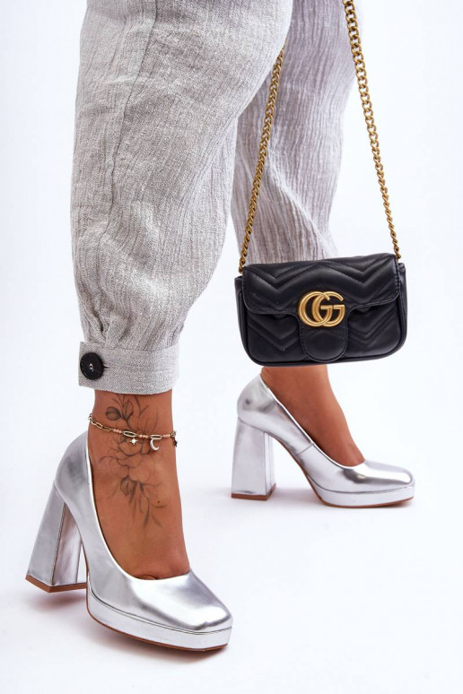 Schuhe mit breitem Absatz in der...