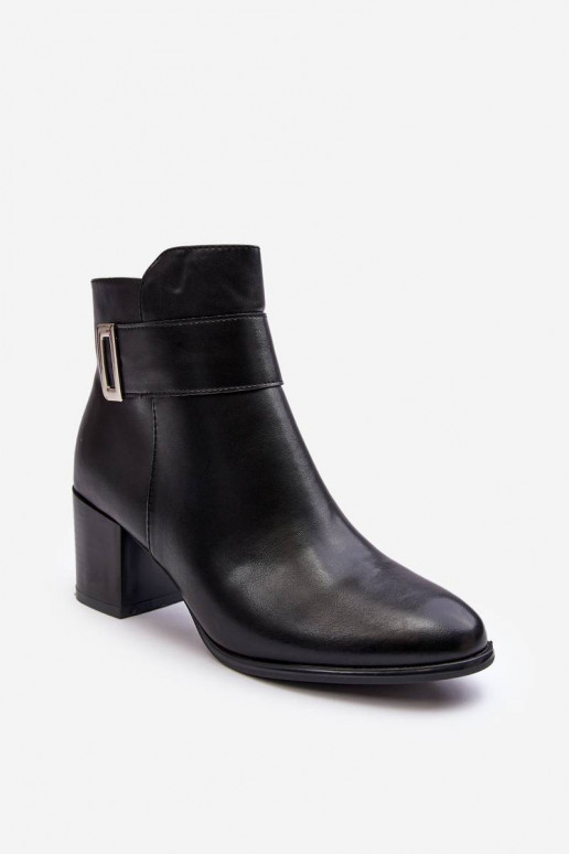 Stiefel mit hohem Absatz in der Farbe... Stiefel mit hohem Absatz in der Farbe...