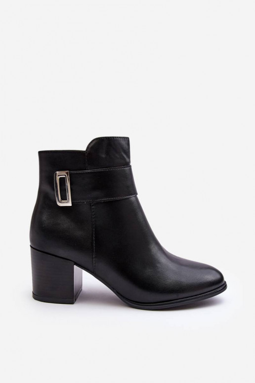 Stiefel mit hohem Absatz in der Farbe... Stiefel mit hohem Absatz in der Farbe...