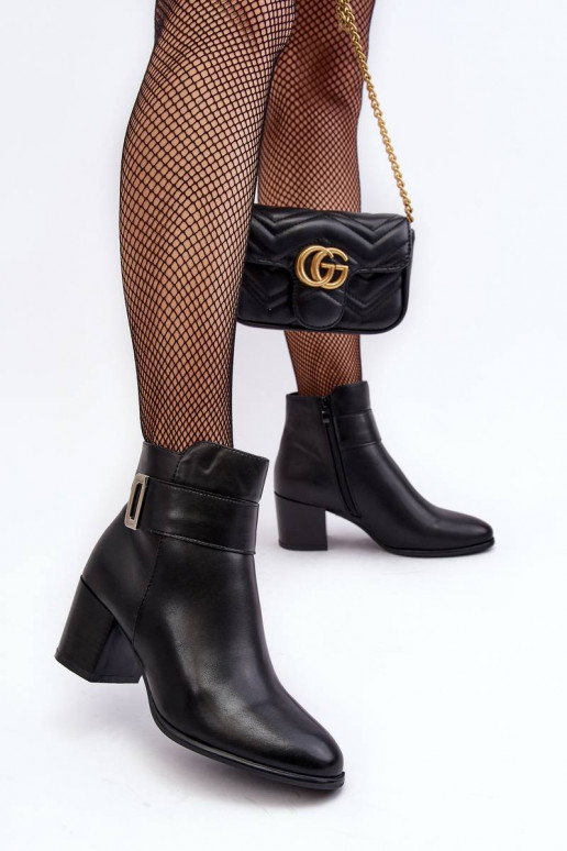 Stiefel mit hohem Absatz in der Farbe... Stiefel mit hohem Absatz in der Farbe...