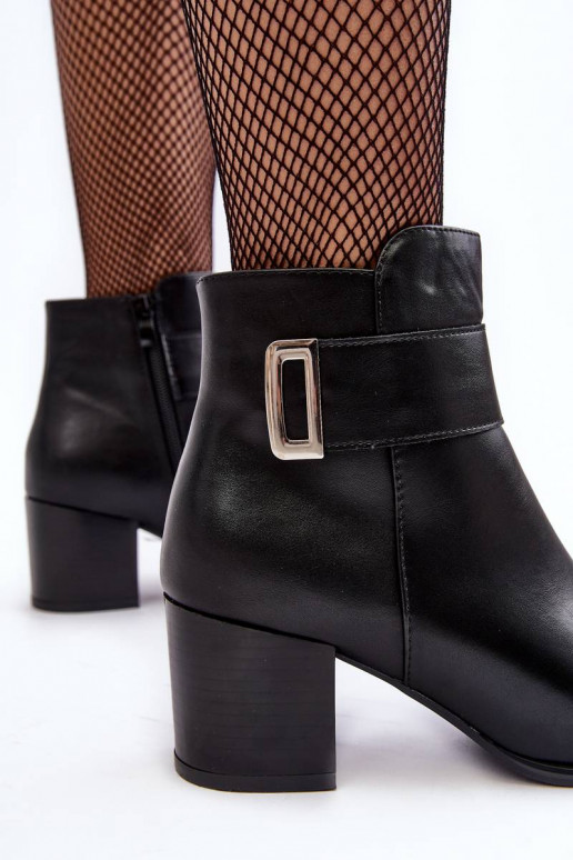 Stiefel mit hohem Absatz in der Farbe... Stiefel mit hohem Absatz in der Farbe...