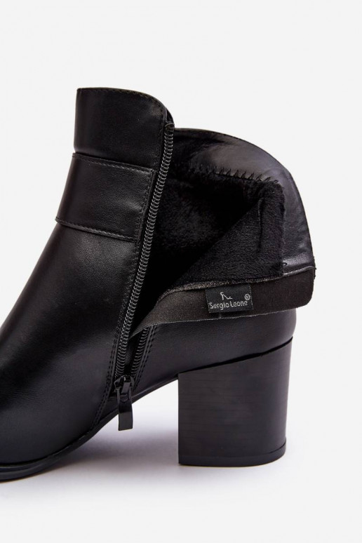 Stiefel mit hohem Absatz in der Farbe... Stiefel mit hohem Absatz in der Farbe...