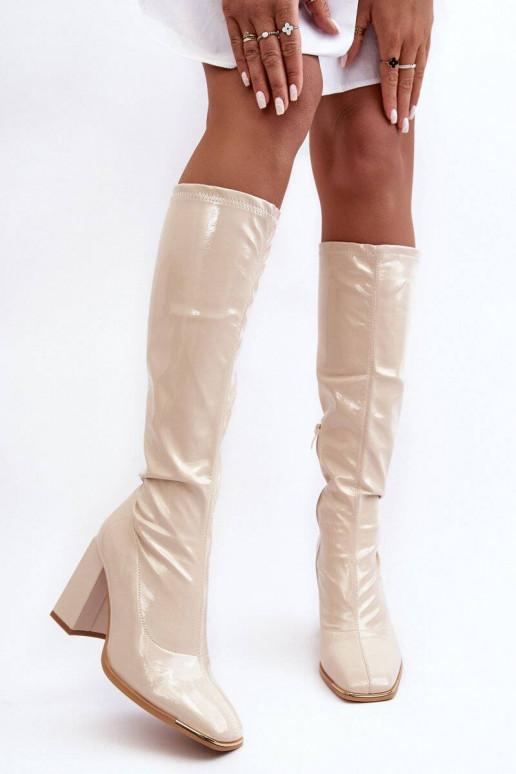 Lackierte Schuhe mit hohen Absätzen in der Farbe Beige Mlokva