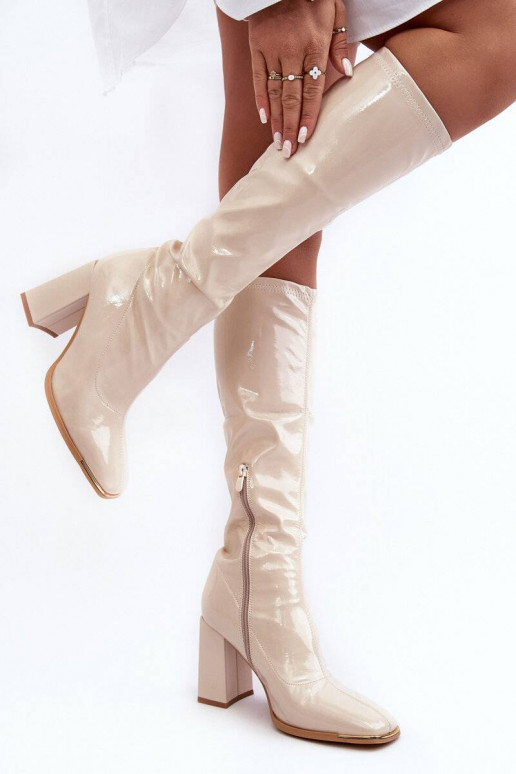 Lackierte Schuhe mit hohen Absätzen in der Farbe Beige Mlokva