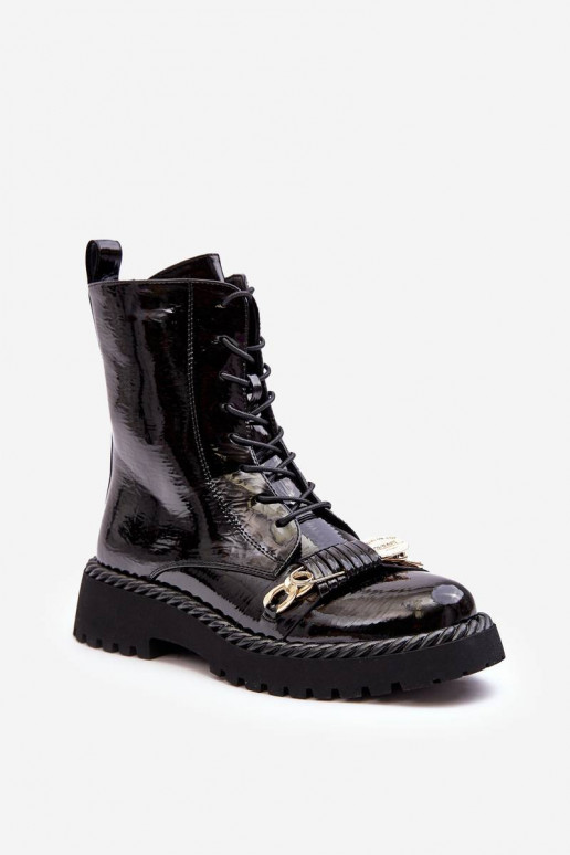 Lackierte Stiefel mit Ornamenten in... Lackierte Stiefel mit Ornamenten in...