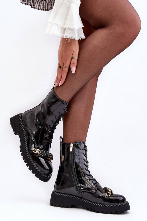 Lackierte Stiefel mit Ornamenten in... Lackierte Stiefel mit Ornamenten in...