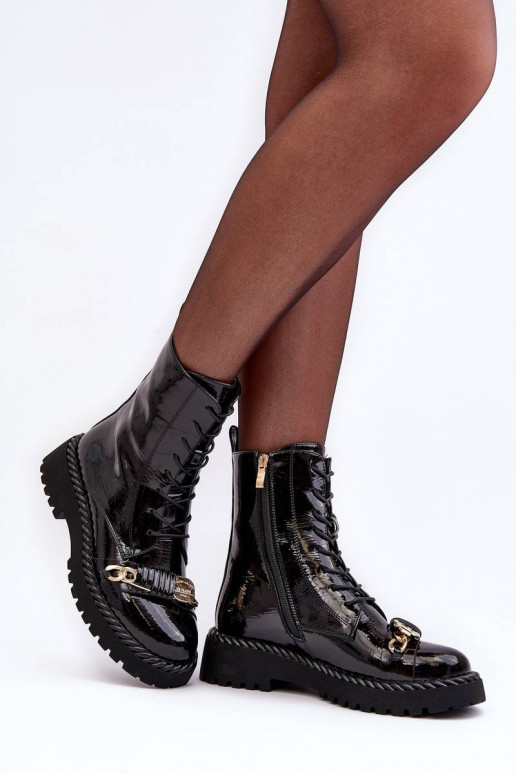 Lackierte Stiefel mit Ornamenten in... Lackierte Stiefel mit Ornamenten in...