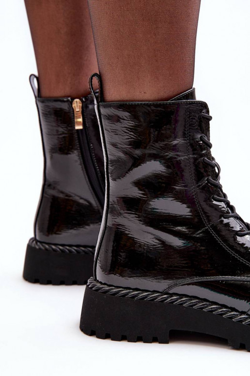 Lackierte Stiefel mit Ornamenten in... Lackierte Stiefel mit Ornamenten in...