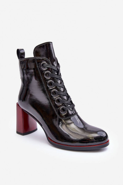 Schnürstiefeletten mit Lackeffekt und Absatz in Schwarz von S.Barski