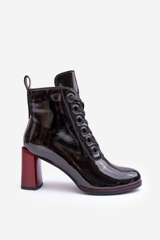 Schnürstiefeletten mit Lackeffekt und Absatz in Schwarz von S.Barski