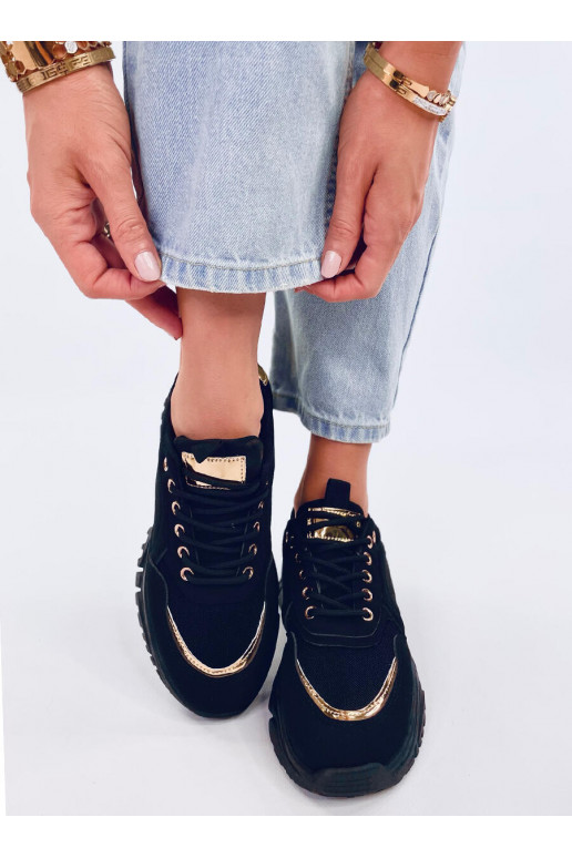 Sportliche Schuhe in der Farbe...