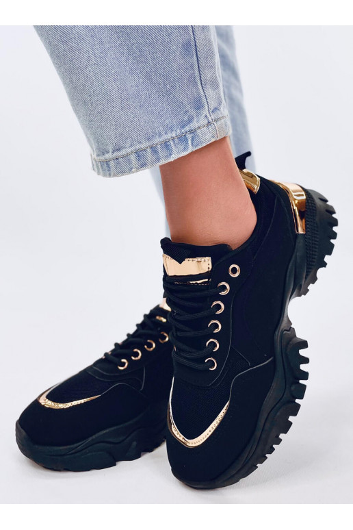 Sportliche Schuhe in der Farbe...