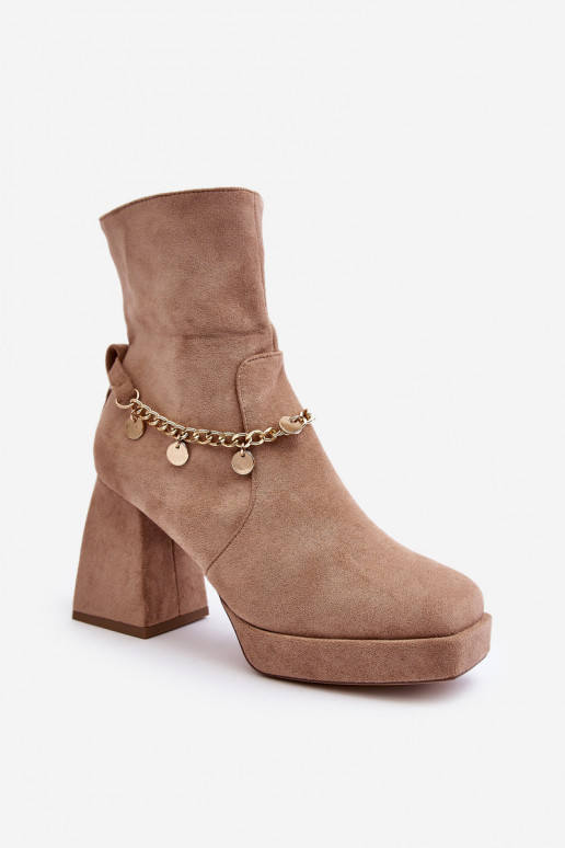 Stiefel mit hohen Absätzen und Ketten in Beige von Tiselo