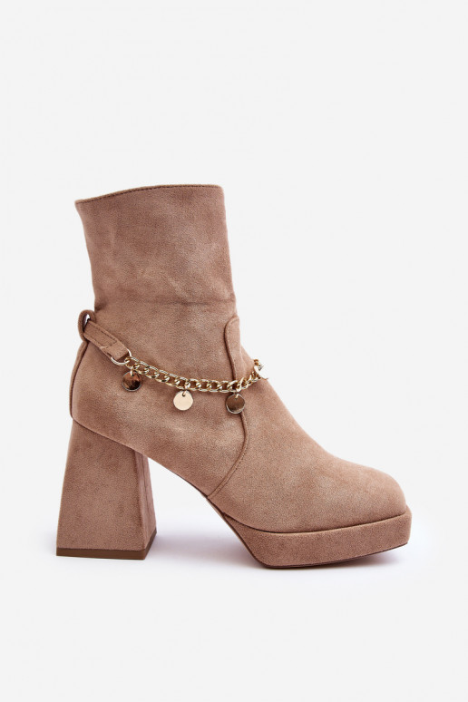 Stiefel mit hohen Absätzen und Ketten... Stiefel mit hohen Absätzen und Ketten...