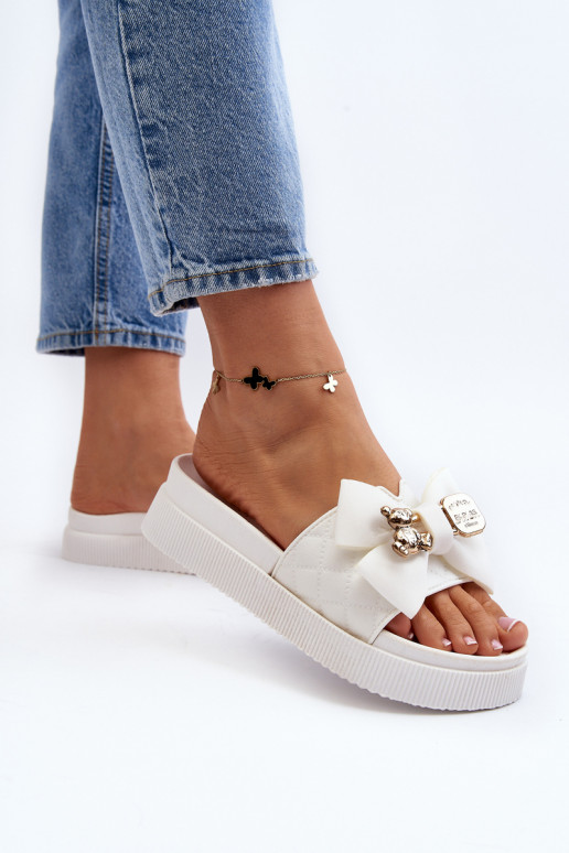 Hausschuhe mit Bändern in der Farbe...