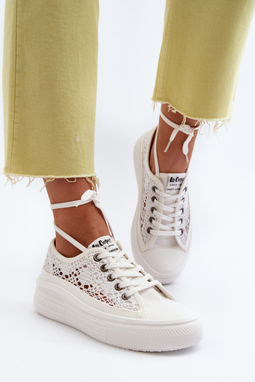 Freizeitschuhe mit Spitzenmotiven in... Freizeitschuhe mit Spitzenmotiven in...