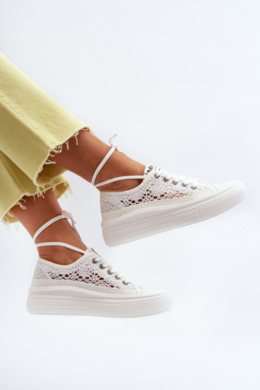 Freizeitschuhe mit Spitzenmotiven in... Freizeitschuhe mit Spitzenmotiven in...