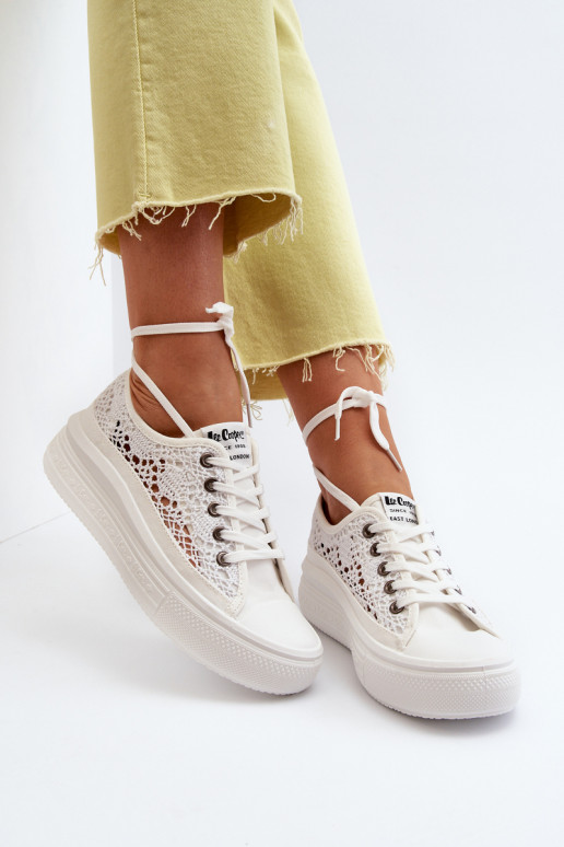 Freizeitschuhe mit Spitzenmotiven in... Freizeitschuhe mit Spitzenmotiven in...