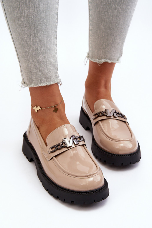 Mokassins mit Lackeffekt und breiten Absätzen in Beige von Ezoma