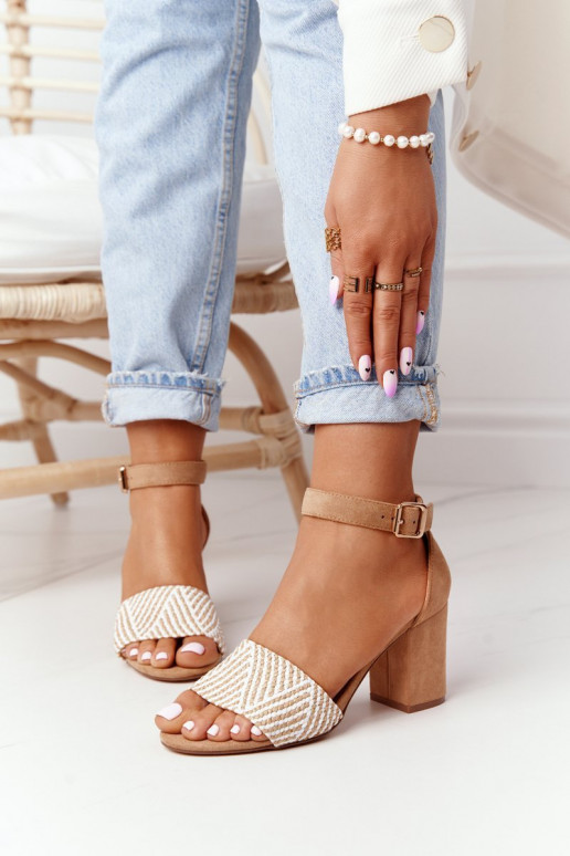 Sandalen mit hellbraunem Absatz... Sandalen mit hellbraunem Absatz...