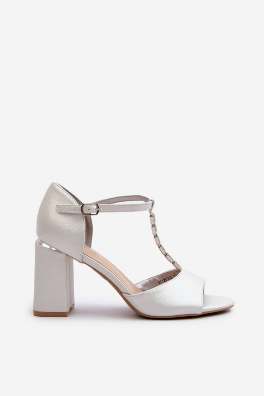 Elegante Wildleder-High-Heels mit funkelnden Ösen in Silber von Aniya