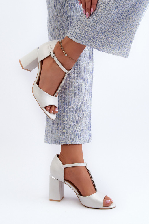 Elegante Wildleder-High-Heels mit funkelnden Ösen in Silber von Aniya