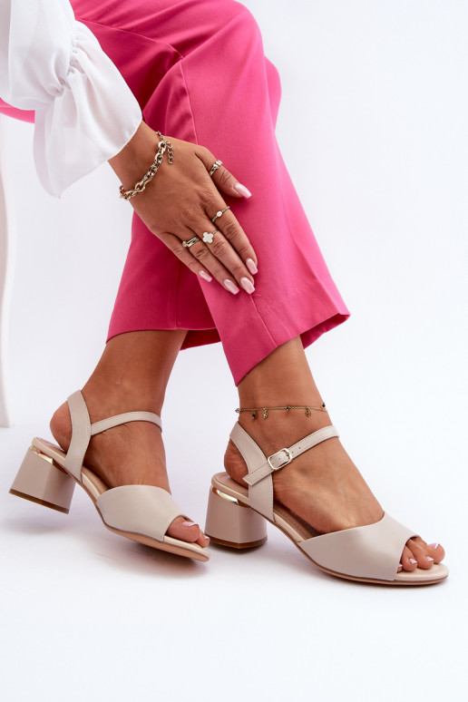 Damensandalen mit niedrigem Absatz in... Damensandalen mit niedrigem Absatz in...