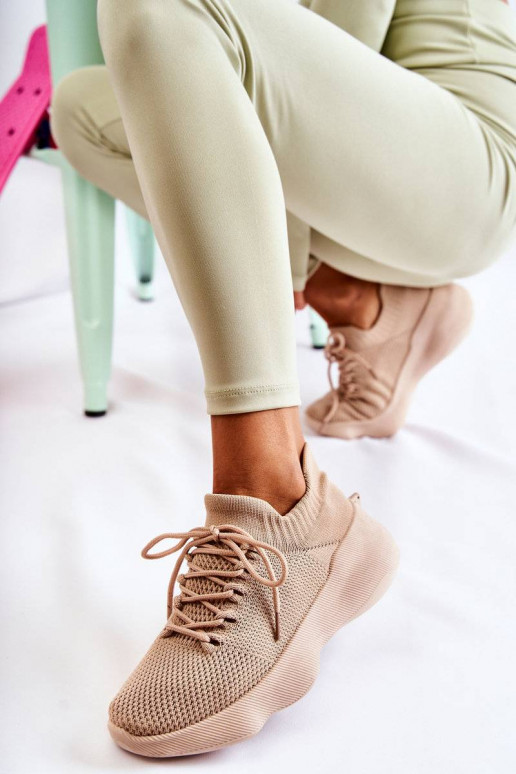 Sportliche Schuhe des... Sportliche Schuhe des...