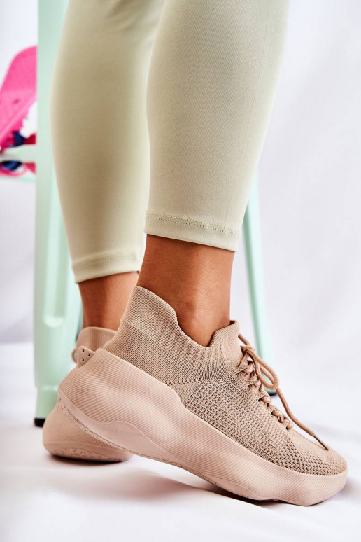 Sportliche Schuhe des... Sportliche Schuhe des...