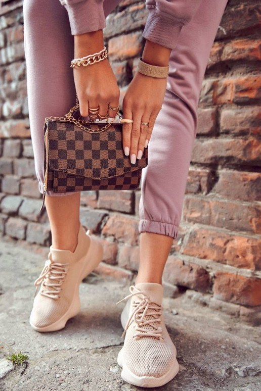 Sportliche Schuhe des... Sportliche Schuhe des...