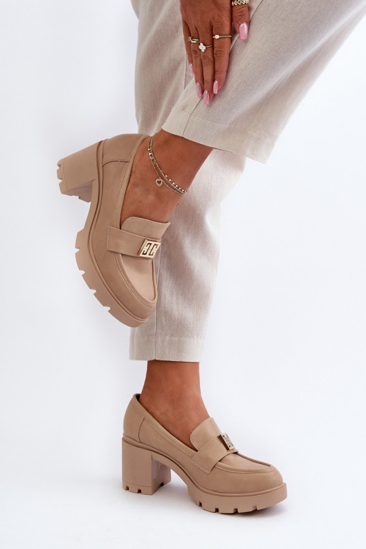Schuhe mit breitem Absatz und... Schuhe mit breitem Absatz und...